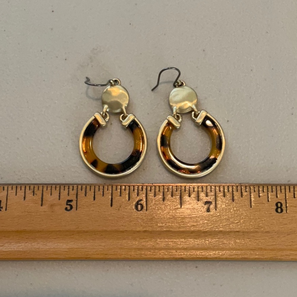 NWT Lucky Brand Tortoise Matte Gold Drop Hoop Earrings - Picture 3 of 5